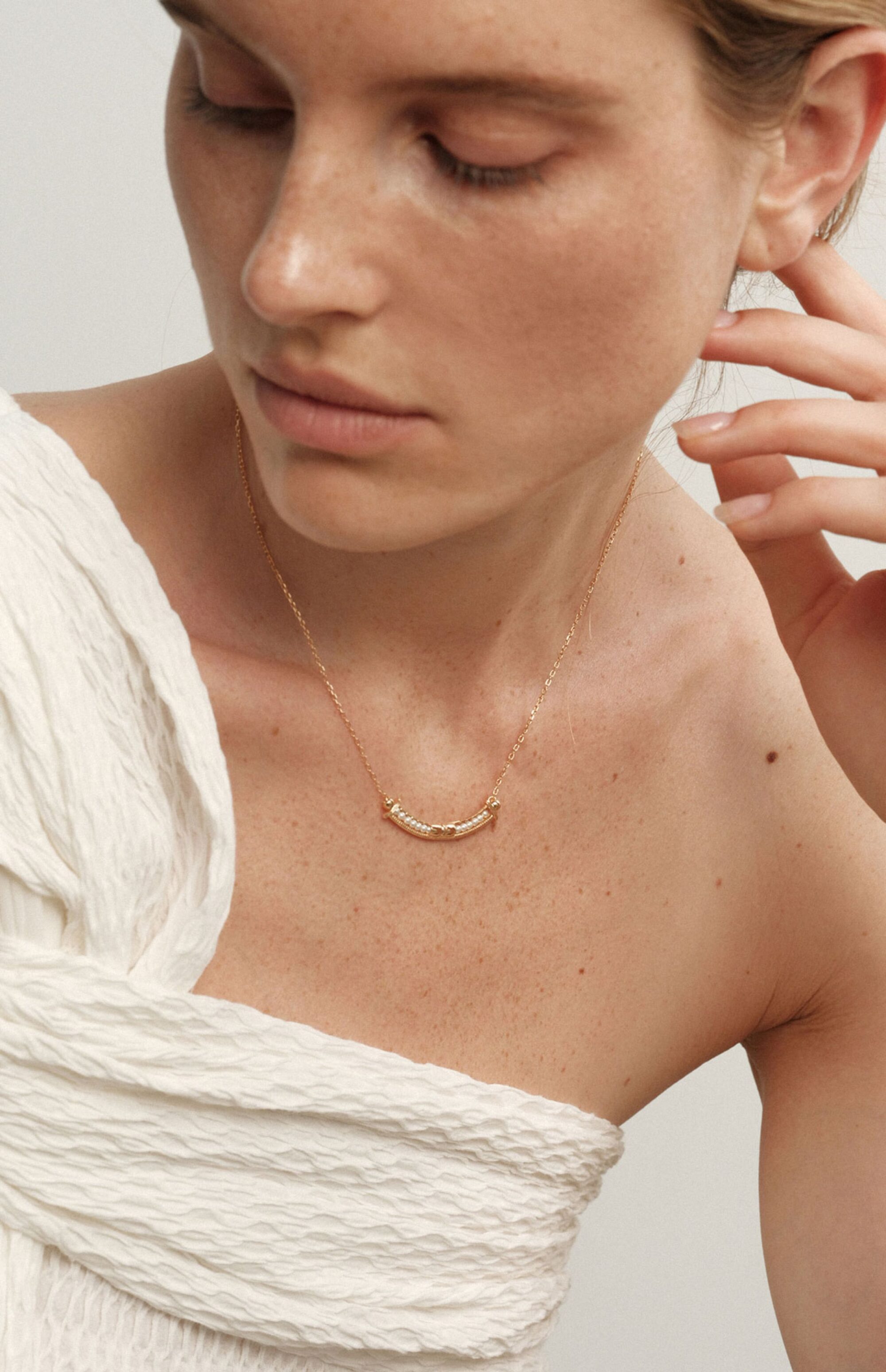 angel’s smile pearl arc necklace