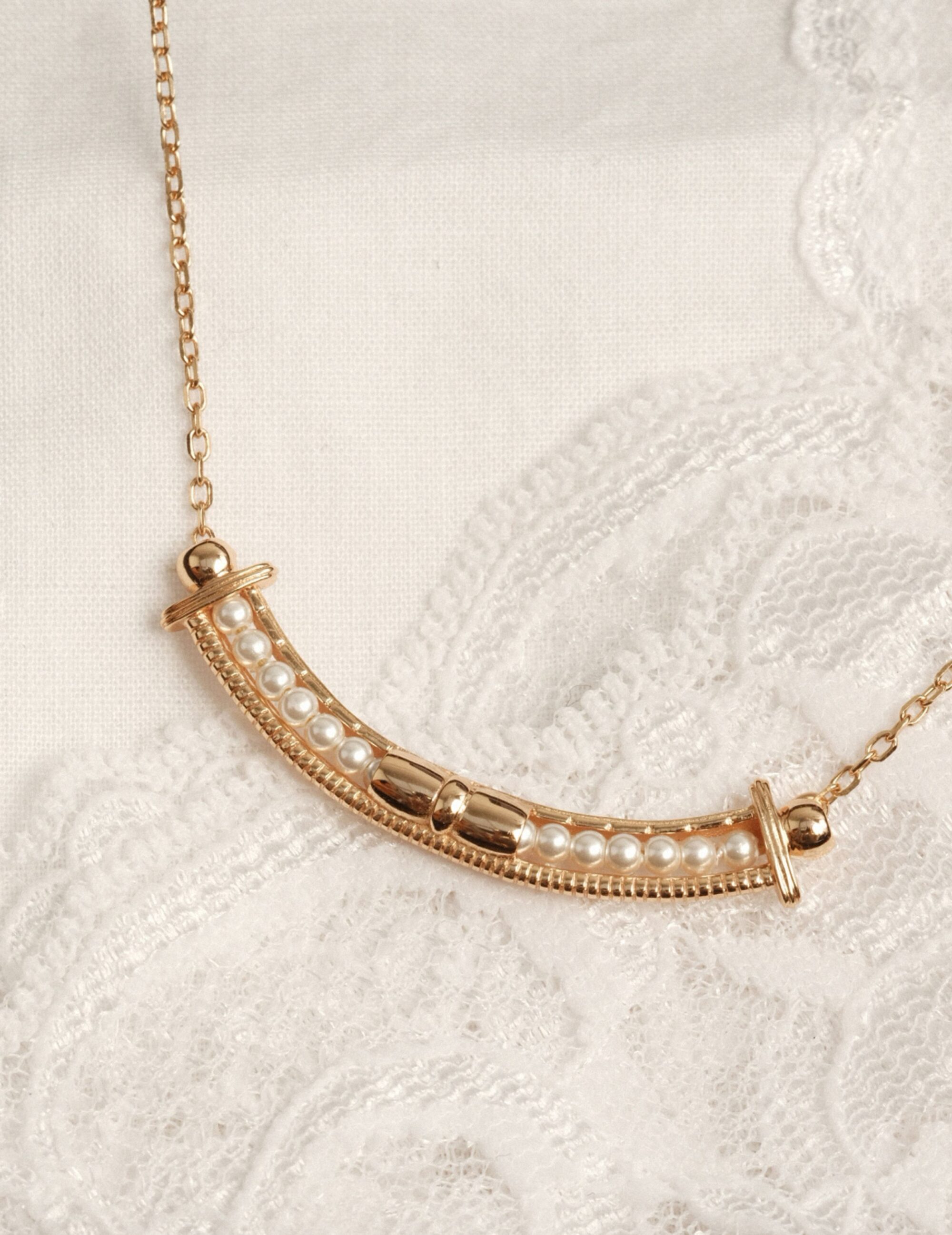 angel’s smile pearl arc necklace